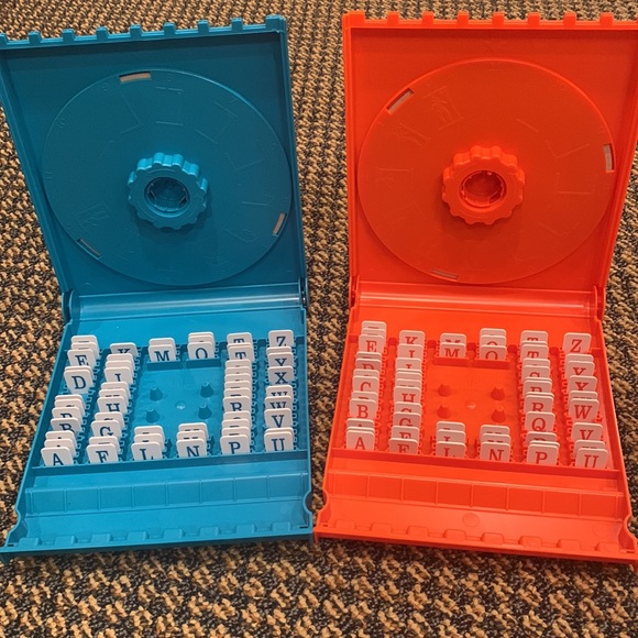 HANGMAN GAME BY MILTON BRADLEY- FOR TWO PLAYERS. VINTAGE - Picture 3 of 6